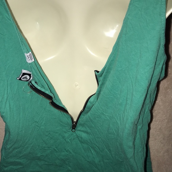 Roxy large green tank with black front pocket zippered back - Picture 6 of 9